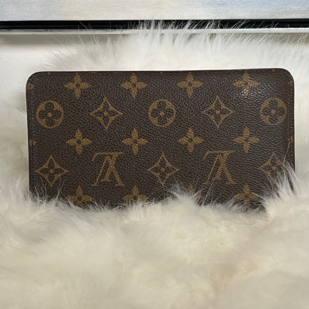 Louis Vuitton LV Zippy Wallet